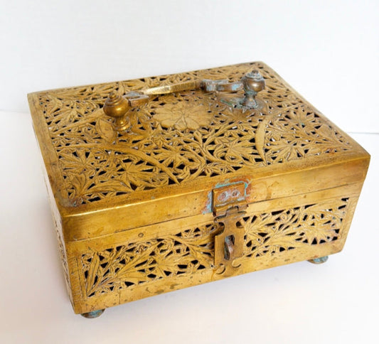 O10 - Decorative Brass Box with Latch