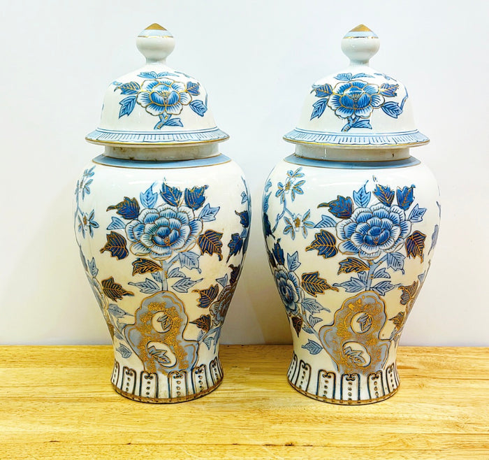 Pair of vintage 60s gold Imari style chinoiserie porcelain vases with lids