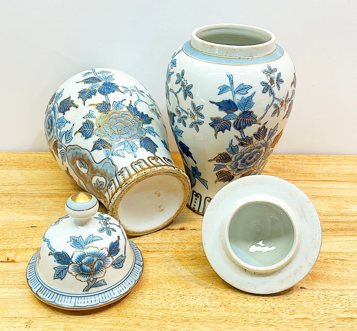 Pair of vintage 60s gold Imari style chinoiserie porcelain vases with lids